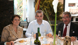 Dora Pegito, presidenta de la Sociedad; Alejandro López, delegado de la Xunta en Argentina; y Horacio Pegito, presidente honorario de Vedra, en el banquete. Dora Pegito, presidenta de la Sociedad; Alejandro López, delegado de la Xunta en Argentina; y Horacio Pegito, presidente honorario de Vedra, en el banquete.