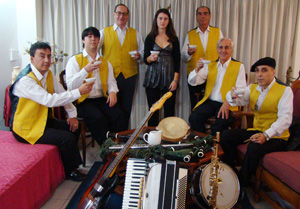 Los componentes del conjunto ‘Treboeiro’ brindan con una ‘taza’. Los componentes del conjunto ‘Treboeiro’ brindan con una ‘taza’.