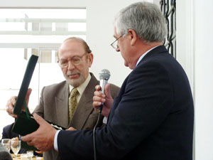  El consejero recibe una placa recordatoria.