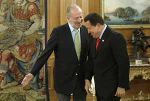  El monarca español invita al mandatario venezolano, a posar para los medios de comunicación en el ‘Salón de Audiencias’ del Palacio de La Zarzuela.