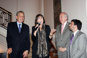  El embajador, Rafael Estrella; la directora de la Fundación Carolina España, Rosa Conde; Guillermo Etcheverri, director de la Fundación Carolina de Argentina; y Gonzalo, ex becario.