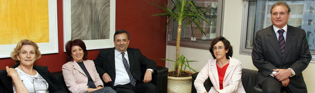 Pin y Herrera, con el director del Cervantes, Pedro Benítez; la jefa de la oficina laboral, Ana Serrano; y el consejero, Casto Vieito.