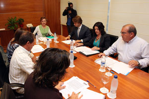 La conselleira de Facenda y los representantes sindicales, durante la reunión. La conselleira de Facenda y los representantes sindicales, durante la reunión.