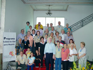 Foto de familia de los beneficiarios del programa en 2008. 