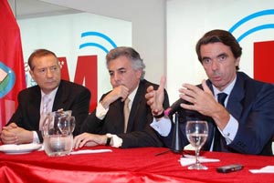 José María Aznar, durante su intervención. A su izquierda, Álvaro Vargas Llosa y Ramón Carballo. 