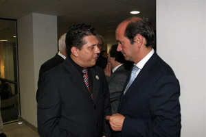 Louzán conversa con el presidente de 'Caballeros de Santiago'.