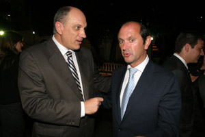 El presidente de la Diputación habla con Javier Alfalla, político bahiano de origen gallego.