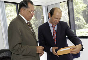 Louzán recibe un regalo de manos del ‘prefeto’ (alcalde) , Joaô Henrique Carneiro.