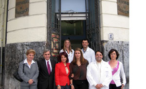 Los dirigentes, ante la fachada histórica del Hospital Español.