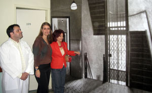 Julio Ramos y Andrea Paredes muestran las instalaciones del hospital a Pilar Pin.