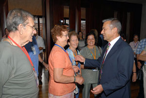 Un momento del encuentro de Paulino Rivero con los emigrantes canarios.