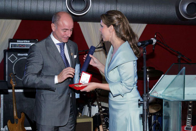 Santiago Camba recibe la medalla de oro del Hospital Español, de manos de su presidenta. Santiago Camba recibe la medalla de oro del Hospital Español, de manos de su presidenta.