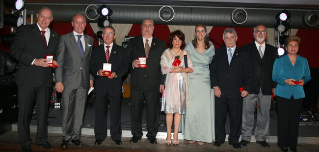 Pilar Pin y Santiago Camba posan con los presidentes de todas las instituciones españolas de Río de Janeiro. Pilar Pin y Santiago Camba posan con los presidentes de todas las instituciones españolas de Río de Janeiro.