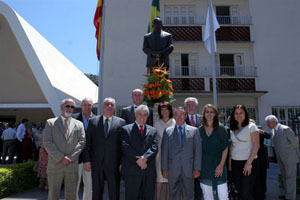 Pilar Pin y Santiago Camba –ambos en el centro– posan junto a los presidentes de las instituciones españolas en Río de Janeiro ante la estatua del fundador del ‘Recreo de Ancianos-Santiago Apóstol’, Manuel Barreiro Cabanelas. Pilar Pin y Santiago Camba –ambos en el centro– posan junto a los presidentes de las instituciones españolas en Río de Janeiro ante la estatua del fundador del ‘Recreo de Ancianos-Santiago Apóstol’, Manuel Barreiro Cabanelas.