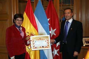 La junta directiva de la Casa de Madrid reconoció la labor de nuestra corresponsal en Argentina, Mariana Ruiz. La junta directiva de la Casa de Madrid reconoció la labor de nuestra corresponsal en Argentina, Mariana Ruiz.