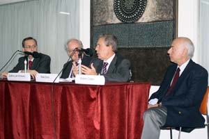 De izda. a dcha., Rodríguez Giavarini, Guillermo Etcheverri, Rafael Estrella y Norberto Corsaro, en la apertura de este seminario. De izda. a dcha., Rodríguez Giavarini, Guillermo Etcheverri, Rafael Estrella y Norberto Corsaro, en la apertura de este seminario.
