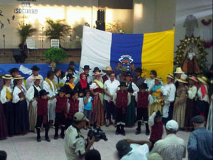 Homenaje a María Elba Lorenzo Hernández –en el centro con blusa blanca– en el 18º aniversario de ‘Jardín Canario’.