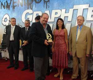José Ramón Fernández, presidente-editor de 'Magazine Español', recibe el premio. José Ramón Fernández, presidente-editor de 'Magazine Español', recibe el premio.