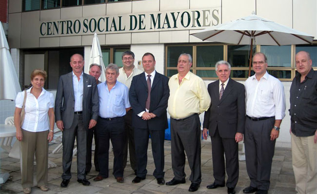 Santiago Camba, con la directiva de la Casa de España en el Centro de Día. Santiago Camba, con la directiva de la Casa de España en el Centro de Día.