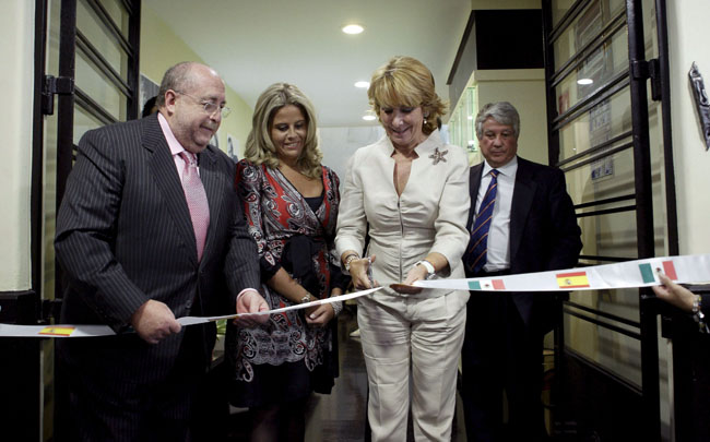 La presidenta de la Comunidad de Madrid inauguró el ‘Paseo del arte’ en el Centro Comercial Antara-Polanco. La presidenta de la Comunidad de Madrid inauguró el ‘Paseo del arte’ en el Centro Comercial Antara-Polanco.
