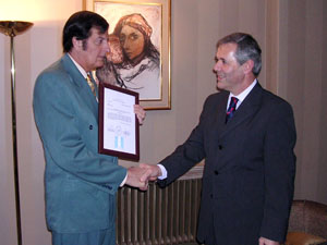 Carlos Santos entrega la distinción a Eloy Pousa. Carlos Santos entrega la distinción a Eloy Pousa.
