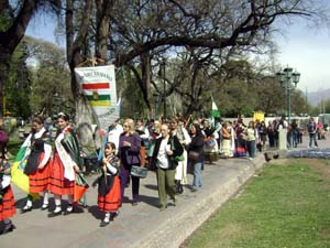 Los distintos centros, con el Riojano a la cabeza, pasando por la Plaza de Independencia de Mendoza. Los distintos centros, con el Riojano a la cabeza, pasando por la Plaza de Independencia de Mendoza.