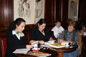 Débora Campos y Andrea Cobas, dirigiendo el ciclo. Débora Campos y Andrea Cobas, dirigiendo el ciclo.