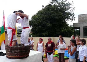 Dos jóvenes descendientes de riojanos proceden al pisado de la uva para la obtención del mosto. Dos jóvenes descendientes de riojanos proceden al pisado de la uva para la obtención del mosto.