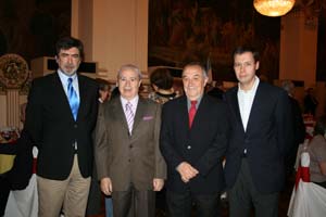 De izda. a dcha., Guillermo Hernández, consejero de Trabajo; José López, presidente del Club Español; Julio Moreno, consejero de Turismo; y Ricardo Santos Alfonso, cónsul adjunto. De izda. a dcha., Guillermo Hernández, consejero de Trabajo; José López, presidente del Club Español; Julio Moreno, consejero de Turismo; y Ricardo Santos Alfonso, cónsul adjunto.