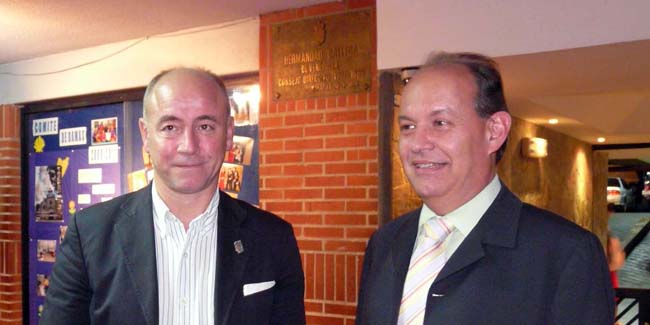Santiago Camba y Antonio Piñón, presidente de la Hermandad Gallega de Venezuela, en la sede de la entidad. Santiago Camba y Antonio Piñón, presidente de la Hermandad Gallega de Venezuela, en la sede de la entidad.