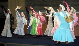 Un momento de la actuación del grupo de baile de la sociedad madrileña de La Habana en la gala del ‘Día de la Hispanidad’. Un momento de la actuación del grupo de baile de la sociedad madrileña de La Habana en la gala del ‘Día de la Hispanidad’.