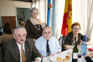 De dcha. a izda.: M. del Carmen Araújo, presidenta de la asociación viguesa; a su lado, Juan Rodríguez, presidente del Centro Gallego de Avellaneda, y José Panteón, del Círculo de Valle Miñor. Detrás Nilda Pallares. De dcha. a izda.: M. del Carmen Araújo, presidenta de la asociación viguesa; a su lado, Juan Rodríguez, presidente del Centro Gallego de Avellaneda, y José Panteón, del Círculo de Valle Miñor. Detrás Nilda Pallares.