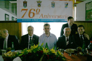En el centro, Alejandro López, delegado de la Xunta en Argentina; Manuel Eiranova, presidente de Casa Galicia; Pampín Cagide, de la Unión de Asociaciones Gallegas; José Vila, del Centro Galicia; y José L. García Morales. En el centro, Alejandro López, delegado de la Xunta en Argentina; Manuel Eiranova, presidente de Casa Galicia; Pampín Cagide, de la Unión de Asociaciones Gallegas; José Vila, del Centro Galicia; y José L. García Morales.