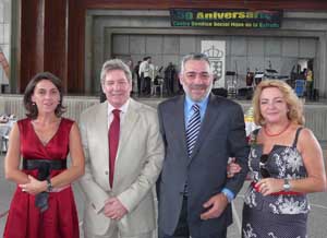 La concejala Mª Montserrat Maceiras, José Manuel Ferro, presidente de Fillos da Estrada, el alcalde estradense, José Antonio Dono, y su esposa, en el festejo. La concejala Mª Montserrat Maceiras, José Manuel Ferro, presidente de Fillos da Estrada, el alcalde estradense, José Antonio Dono, y su esposa, en el festejo.