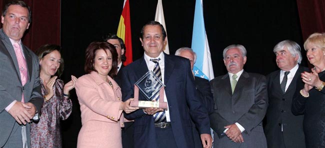 Luis Abellanal, presidente de la Asociación Española de Salto, recibe el premio Colón 2009 de manos de Pilar Pin.
