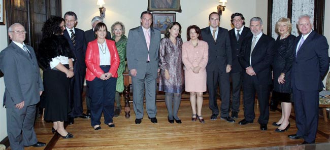 Pilar Pin posa con la embajadora, consejero laboral y directivos de diferentes instituciones españolas.