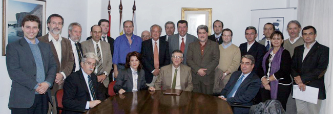  Pilar Pin con los miembros de la AEGU en su sede.