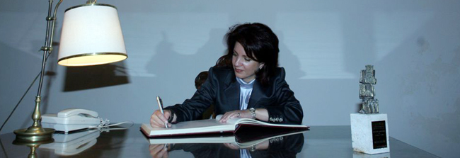 La directora general, firmando en el libro de la Cámara Española de Comercio. 