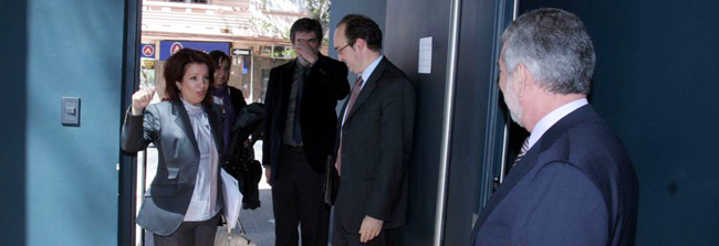 Barros recibe a Pin a la llegada de la delegación de la Xunta en Montevideo.