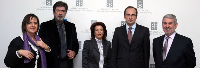 La directora general, la subdirectora Yolanda Gómez, Barros y los consejeros laborales posan en la delegación de la Xunta.