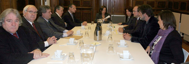 Pilar Pin reunida con los dirigentes de Casa de Galicia y de la Asociación Española. 
