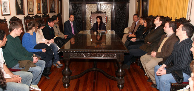  Pilar Pin se reunió con los jóvenes españoles en Uruguay.