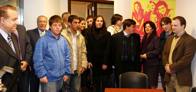 Pilar Pin se runió con un grupo de jóvenes en el Centro de Información.