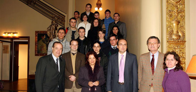 La responsable de Emigración del Gobierno español con los jóvenes españoles en Uruguay.