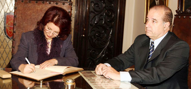La directora general firma en el Libro de Oro del Club Español.