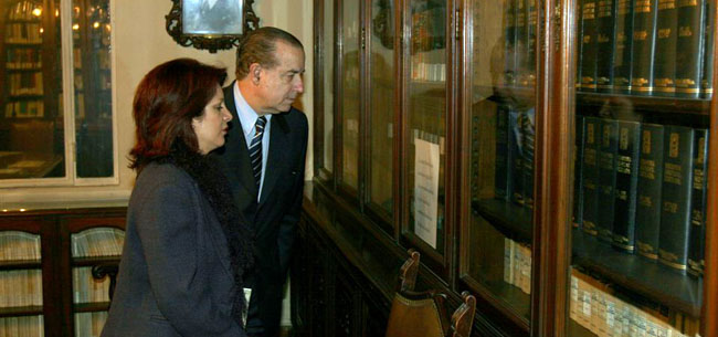 Víctor Moldes muestra a Pin la biblioteca de la institución.