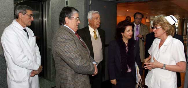 La directora general durante su visita a la Asociación Española.