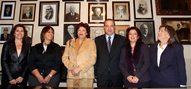 La directoral general con el presidente del Centro, la subdirectora, la vicecónsul y las mujeres que están en la directiva.