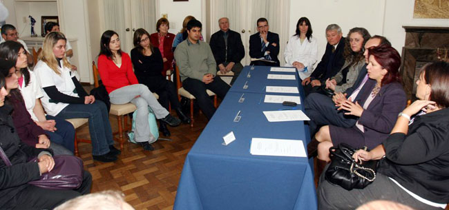 Pilar Pin se reunió con los pasantes que hacen prácticas en el Hogar Español.