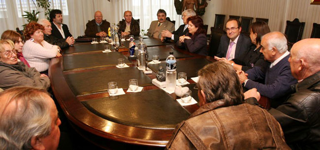 La directora general se reunió con los responsables de la Unión de Sociedades Gallegas.